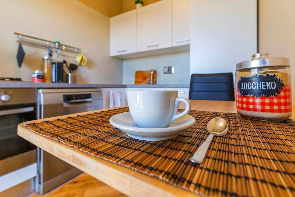 Sunny & Updated Flat With Panoramic City View 50M From M4 Stop Милано Екстериор снимка